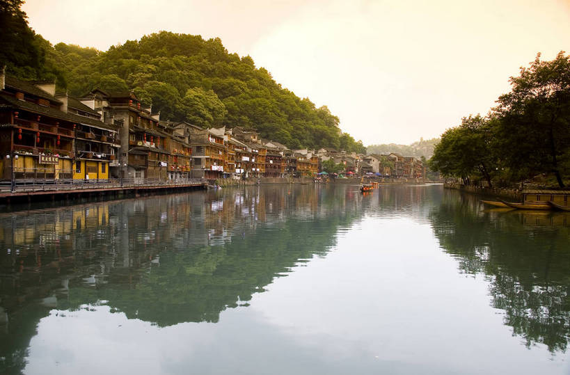 横图,彩色,室外,白天,旅游,度假,名胜古迹,山,标志建筑,地标,建筑,船,中国,亚洲,遗迹,民俗,图片,文化遗产,建筑群,古典,古迹,文物,娱乐,建设,古建筑,民居,游船,树木,古镇,享受,休闲,旅游胜地,放松,摄影,美好,文明,中国文化,古文明,东亚,湖南,凤凰镇,中华人民共和国,幽静,江,旅行,传统文化,bj174