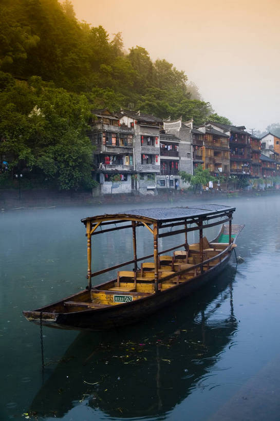 竖图,彩色,室外,白天,旅游,度假,名胜古迹,山,雾,标志建筑,地标,建筑,船,中国,亚洲,遗迹,民俗,图片,文化遗产,建筑群,古典,古迹,文物,娱乐,建设,古建筑,民居,游船,树木,古镇,享受,休闲,旅游胜地,薄雾,放松,竖,摄影,矗立,美好,文明,中国文化,耸立,古文明,东亚,湖南,凤凰镇,中华人民共和国,挺立,幽静,江,旅行,传统文化,bj174