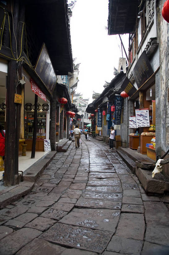 竖图,彩色,室外,白天,旅游,度假,名胜古迹,标志建筑,地标,建筑,街道,中国,亚洲,遗迹,民俗,图片,文化遗产,建筑群,小巷,古典,古迹,文物,娱乐,建设,古建筑,民居,古镇,享受,休闲,旅游胜地,放松,竖,摄影,矗立,美好,文明,中国文化,耸立,古文明,东亚,湖南,凤凰镇,中华人民共和国,挺立,幽静,旅行,传统文化,bj174