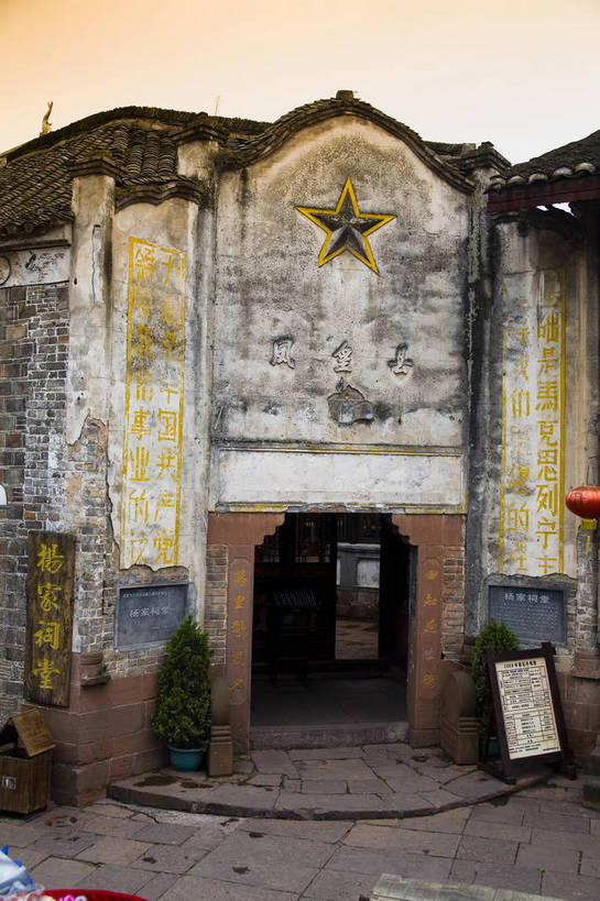 竖图,彩色,室外,白天,旅游,度假,名胜古迹,标志建筑,地标,建筑,街道,中国,亚洲,遗迹,民俗,图片,文化遗产,建筑群,小巷,古典,古迹,文物,娱乐,建设,古建筑,民居,古镇,享受,休闲,旅游胜地,放松,竖,摄影,矗立,美好,文明,中国文化,耸立,古文明,东亚,湖南,凤凰镇,中华人民共和国,挺立,幽静,旅行,传统文化,bj174