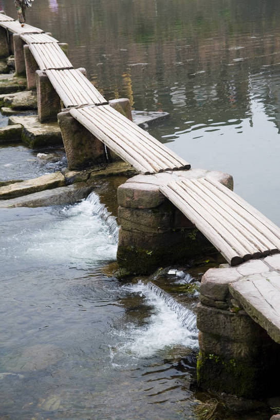 竖图,彩色,室外,特写,白天,旅游,度假,名胜古迹,山,标志建筑,地标,建筑,中国,亚洲,遗迹,民俗,图片,文化遗产,桥,古迹,文物,娱乐,建设,古建筑,树木,古镇,享受,休闲,旅游胜地,放松,竖,摄影,矗立,小桥,美好,文明,中国文化,耸立,古文明,东亚,湖南,凤凰镇,中华人民共和国,挺立,幽静,江,旅行,传统文化,bj174