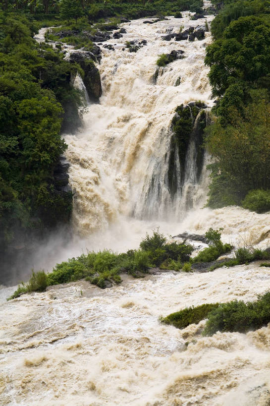 竖图,彩色,室外,特写,白天,旅游,度假,名胜古迹,瀑布,山,标志建筑,地标,建筑,黄果树,黄果树瀑布,中国,亚洲,局部,遗迹,图片,古迹,文物,娱乐,建设,古建筑,树木,自然,享受,休闲,旅游胜地,景色,放松,竖,摄影,矗立,美好,自然风光,耸立,古文明,东亚,贵州,贵州省,安顺,中华人民共和国,安顺市,黔,西南地区,挺立,黄果树大瀑布,溪,旅行,镇宁布依族苗族自治县,镇宁县,螺蛳滩瀑布,bj174