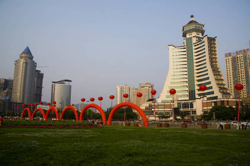 花园,广场,横图,室外,白天,旅游,度假,花圃,名胜古迹,城市风光,标志建筑,城市,大厦,道路,地标,建筑,中国,亚洲,遗迹,景观,建筑群,交通,都市,古迹,文物,娱乐,建设,现代,古建筑,现代建筑,绿地,人民广场,享受,休闲,旅游胜地,商务楼,放松,运输,经济,古文明,东亚,发展,湖南,岳阳,中华人民共和国,繁荣,进步,发达,小花园,旅行,bj174