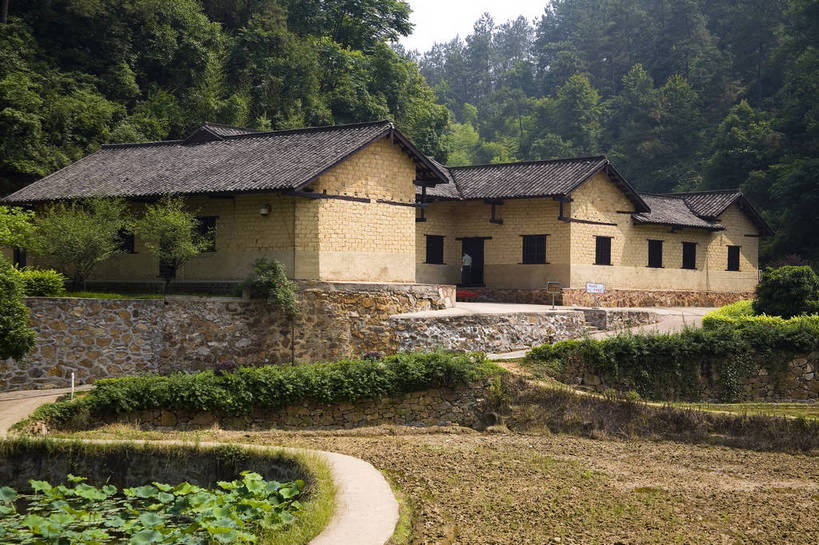 横图,彩色,室外,白天,旅游,度假,名胜古迹,标志建筑,地标,建筑,中国,亚洲,遗迹,民俗,毛泽东,图片,文化遗产,建筑群,古典,古迹,文物,娱乐,建设,古建筑,民居,树木,享受,休闲,旅游胜地,放松,摄影,纪念,美好,文明,中国文化,毛主席,古文明,东亚,湖南,湖南省,韶山,中华人民共和国,华中地区,湘,湘潭,湘潭市,幽静,旅行,韶山市,传统文化,毛泽东同志纪念馆,韶山毛泽东同志纪念馆,韶山毛泽东同志旧居陈列馆,bj174