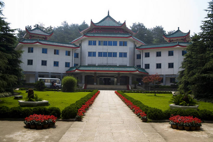 图书馆,横图,彩色,室外,白天,旅游,度假,名胜古迹,标志建筑,地标,建筑,中国,亚洲,遗迹,民俗,图片,文化遗产,建筑群,古典,古迹,文物,娱乐,建设,古建筑,树木,享受,休闲,旅游胜地,放松,摄影,美好,文明,中国文化,古文明,东亚,湖南,湖南省,韶山,中华人民共和国,华中地区,湘,湘潭,湘潭市,幽静,旅行,韶山市,传统文化,韶山毛泽东图书馆,bj174