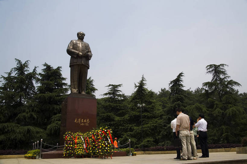 横图,彩色,室外,白天,旅游,度假,名胜古迹,标志建筑,地标,建筑,雕塑,中国,亚洲,遗迹,民俗,毛泽东,雕像,图片,文化遗产,建筑群,古典,古迹,文物,娱乐,建设,古建筑,树木,享受,休闲,旅游胜地,放松,摄影,纪念,纪念堂,美好,文明,中国文化,毛主席,古文明,东亚,湖南,韶山,中华人民共和国,毛主席纪念堂,幽静,旅行,传统文化,bj174