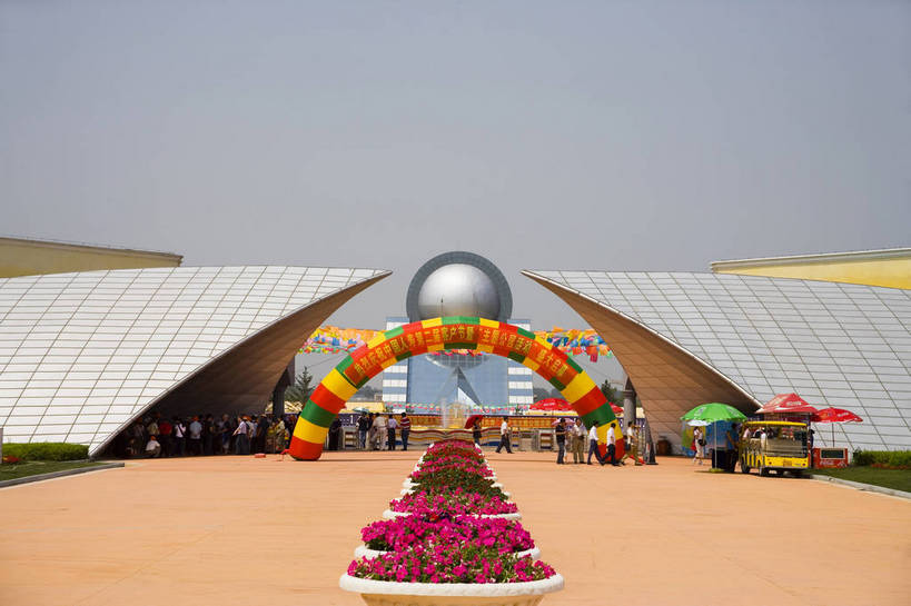 广场,横图,室外,白天,旅游,度假,名胜古迹,城市风光,标志建筑,城市,大厦,地标,建筑,雕塑,中国,亚洲,遗迹,景观,建筑群,都市,古迹,文物,娱乐,建设,现代,古建筑,现代建筑,享受,休闲,旅游胜地,放松,经济,古文明,东亚,发展,吉林,吉林省,长春,长春市,中华人民共和国,省会,东北地区,吉,繁荣,进步,发达,旅行,东北,中国东北地区,东北三省,东三省,长影世纪城,bj174