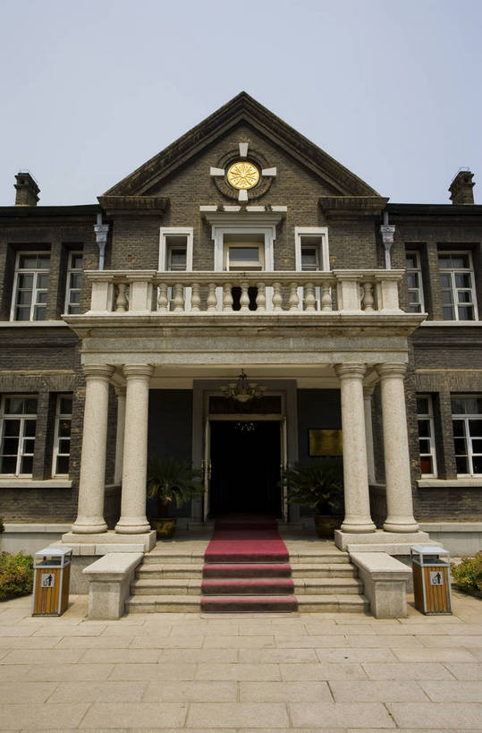 竖图,室外,特写,白天,旅游,度假,名胜古迹,城市风光,标志建筑,城市,地标,建筑,中国,亚洲,遗迹,景观,建筑群,古迹,历史,文物,娱乐,建设,古建筑,历史建筑,地标建筑,享受,休闲,旅游胜地,放松,竖,矗立,耸立,参观,古文明,东亚,伪满,吉林,长春,伪满皇宫,中华人民共和国,挺立,旅行,皇宫,bj174