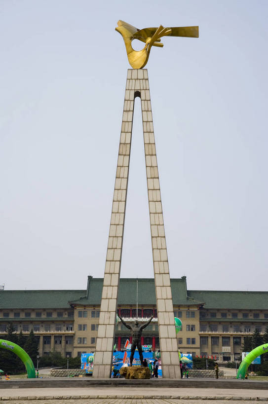 广场,竖图,室外,特写,白天,旅游,度假,名胜古迹,城市风光,标志建筑,城市,地标,建筑,雕塑,中国,亚洲,遗迹,塑像,古迹,历史,文物,娱乐,建设,古建筑,地标建筑,享受,休闲,旅游胜地,放松,竖,文化广场,矗立,耸立,古文明,东亚,吉林,长春,中华人民共和国,挺立,旅行,bj174
