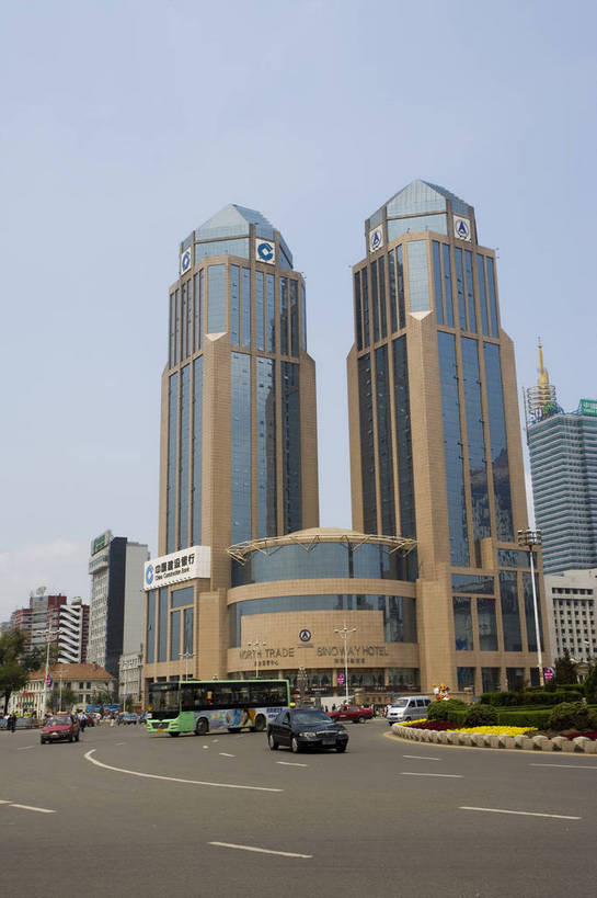 广场,竖图,室外,白天,旅游,度假,美景,名胜古迹,城市风光,标志建筑,城市,大厦,道路,地标,建筑,街道,路,公路,中国,亚洲,遗迹,景观,建筑群,交通,都市,古迹,文物,娱乐,建设,现代,古建筑,现代建筑,享受,休闲,旅游胜地,商务楼,景色,放松,竖,运输,经济,哈尔滨,黑,矗立,耸立,古文明,东亚,发展,黑龙江,黑龙江省,中华人民共和国,省会,挺立,东北地区,哈尔滨市,繁荣,进步,发达,马路,旅行,秦家岗,南岗区,东北,中国东北地区,东北三省,东三省,红博广场,bj174