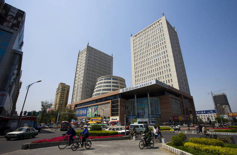 横图,室外,白天,旅游,度假,美景,名胜古迹,城市风光,标志建筑,城市,大厦,道路,地标,建筑,街道,路,公路,中国,亚洲,遗迹,景观,建筑群,交通,都市,古迹,文物,娱乐,建设,现代,古建筑,现代建筑,享受,休闲,旅游胜地,商务楼,景色,放松,运输,经济,古文明,东亚,发展,吉林,中华人民共和国,繁荣,进步,发达,马路,旅行,吉林市,bj174