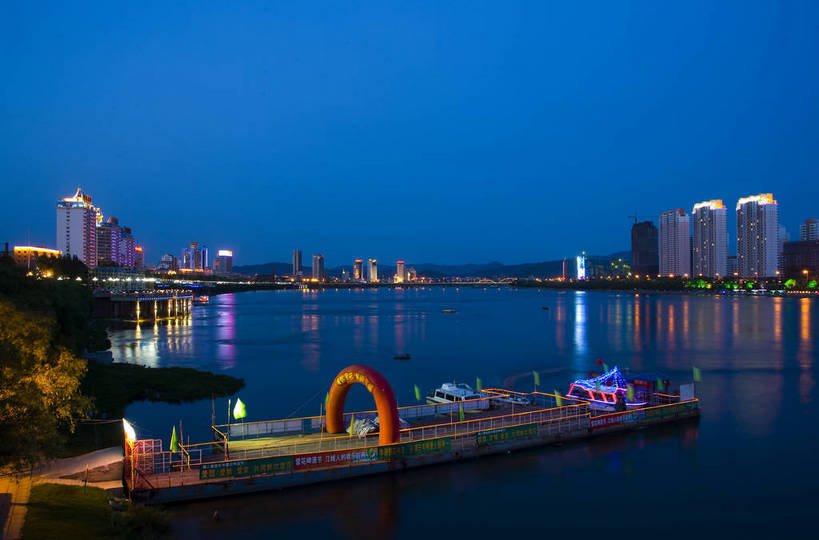 横图,室外,旅游,度假,名胜古迹,城市风光,标志建筑,城市,道路,地标,建筑,夜景,中国,亚洲,遗迹,景观,灯光,交通,都市,古迹,文物,娱乐,建设,现代,古建筑,现代建筑,江水,享受,休闲,灿烂,远景,旅游胜地,放松,运输,经济,古文明,东亚,发展,松花江,吉林,中华人民共和国,灯火辉煌,繁荣,进步,发达,旅行,吉林市,bj174