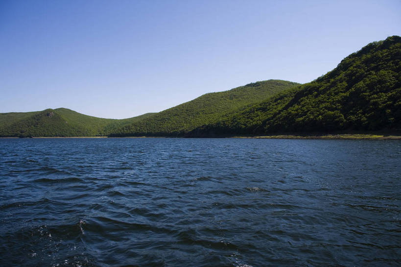 横图,彩色,室外,白天,旅游,度假,湖,湖泊,名胜古迹,山,标志建筑,地标,建筑,中国,亚洲,遗迹,图片,古迹,文物,娱乐,建设,古建筑,树木,自然,享受,休闲,旅游胜地,景色,放松,摄影,美好,自然风光,古文明,东亚,黑龙江,中华人民共和国,旅行,镜泊湖,bj174