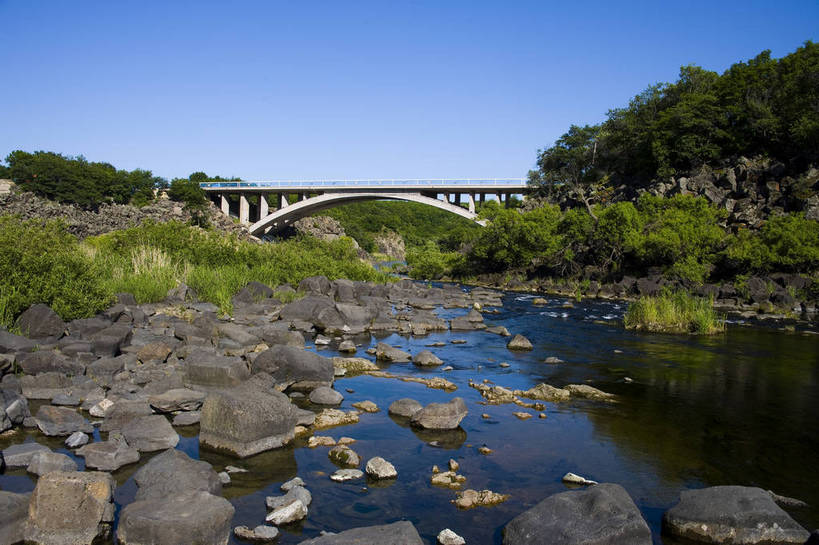 横图,彩色,室外,白天,旅游,度假,湖,湖泊,名胜古迹,山,标志建筑,地标,建筑,中国,亚洲,遗迹,图片,桥,古迹,文物,娱乐,建设,古建筑,自然,享受,休闲,旅游胜地,景色,放松,摄影,美好,自然风光,古文明,东亚,黑龙江,中华人民共和国,旅行,镜泊湖,bj174