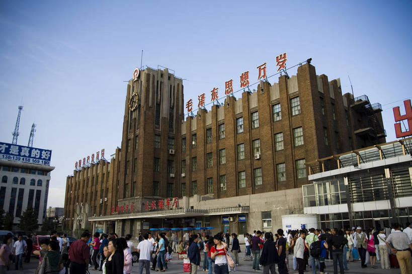 广场,火车站,横图,室外,白天,旅游,度假,名胜古迹,城市风光,标志建筑,城市,大厦,道路,地标,建筑,中国,亚洲,遗迹,景观,建筑群,交通,都市,古迹,文物,娱乐,建设,现代,古建筑,现代建筑,享受,休闲,旅游胜地,放松,运输,经济,古文明,东亚,发展,黑龙江,中华人民共和国,齐齐哈尔,繁荣,进步,发达,旅行,bj174