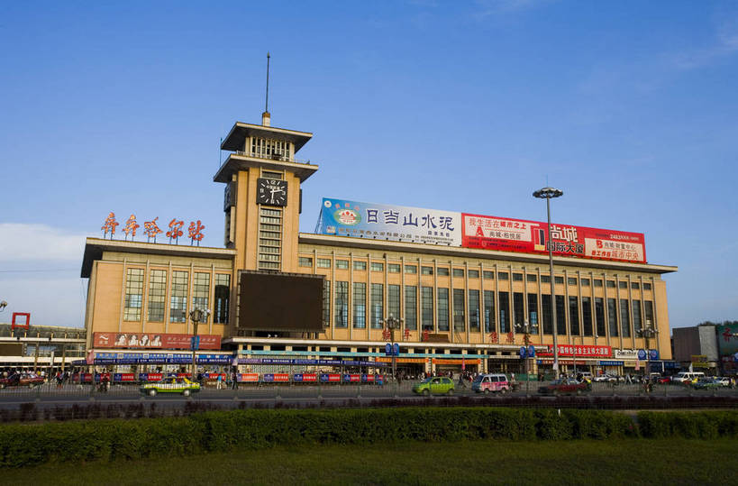 广场,火车站,横图,室外,白天,旅游,度假,名胜古迹,城市风光,标志建筑,城市,大厦,道路,地标,建筑,中国,亚洲,遗迹,景观,建筑群,交通,都市,古迹,文物,娱乐,建设,现代,古建筑,现代建筑,享受,休闲,旅游胜地,放松,运输,经济,古文明,东亚,发展,黑龙江,中华人民共和国,齐齐哈尔,繁荣,进步,发达,旅行,bj174