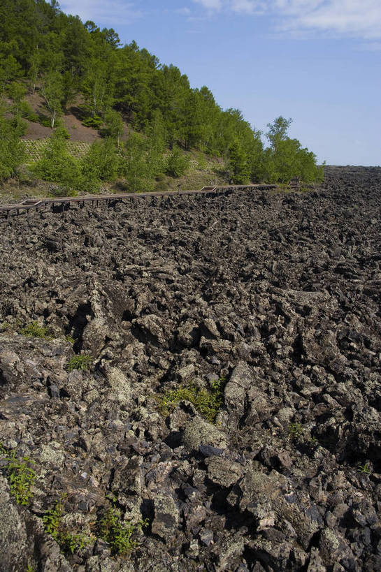 竖图,彩色,室外,特写,白天,旅游,度假,火山,名胜古迹,标志建筑,地标,建筑,中国,亚洲,遗迹,图片,火山口,山路,古迹,文物,娱乐,建设,古建筑,自然,享受,休闲,旅游胜地,景色,放松,竖,摄影,矗立,自然风光,耸立,古文明,东亚,黑龙江,中华人民共和国,挺立,山石,旅行,五大连池,bj174