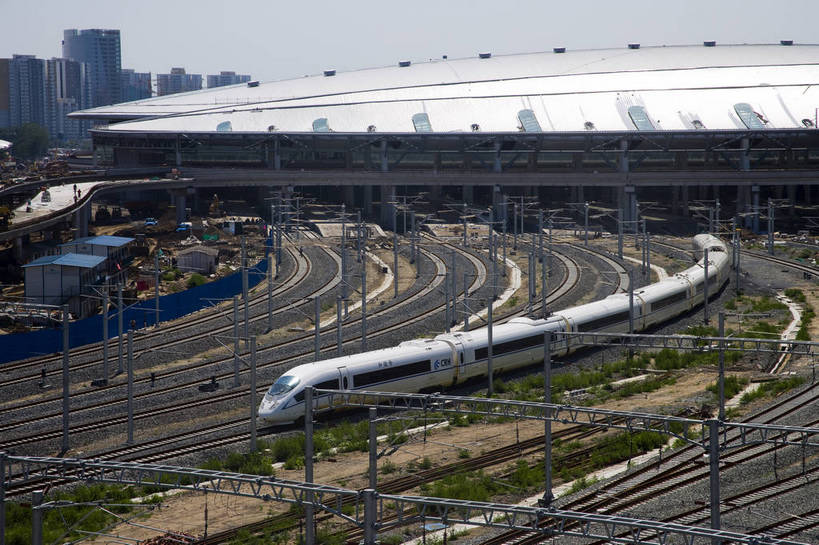 横图,彩色,室外,白天,火车,北京,中国,亚洲,轨道交通,交通,铁轨,首都,现代,列车,运输,摄影,文明,高速列车,东亚,发展,中华人民共和国,北京市,京,北平,华北地区,北京南站,bj174