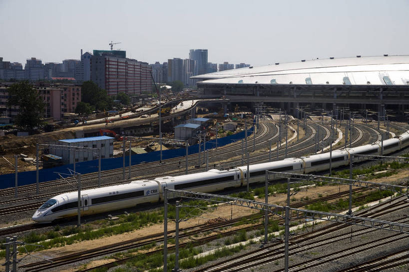 横图,彩色,室外,白天,火车,北京,中国,亚洲,轨道交通,交通,铁轨,首都,现代,列车,运输,摄影,文明,高速列车,东亚,发展,中华人民共和国,北京市,京,北平,华北地区,北京南站,bj174