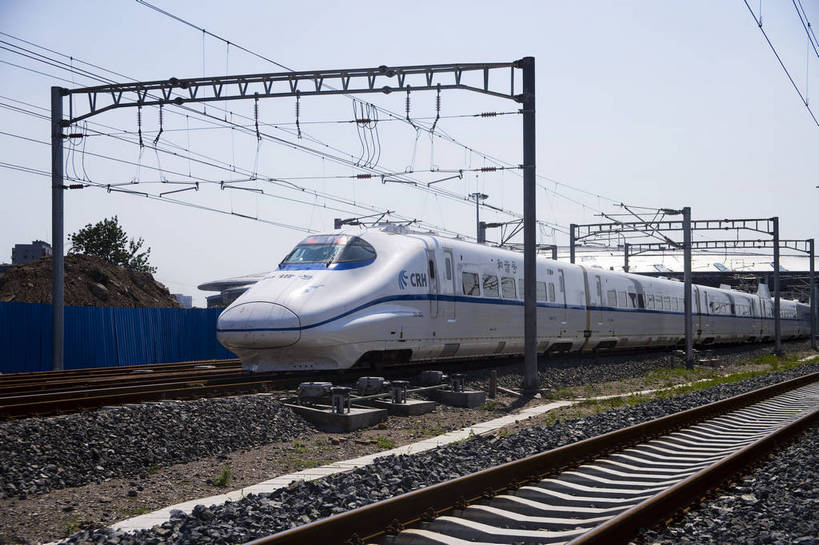 横图,彩色,室外,白天,火车,北京,中国,亚洲,轨道交通,交通,铁轨,首都,现代,列车,运输,摄影,文明,高速列车,东亚,发展,中华人民共和国,北京市,京,北平,华北地区,北京南站,bj174