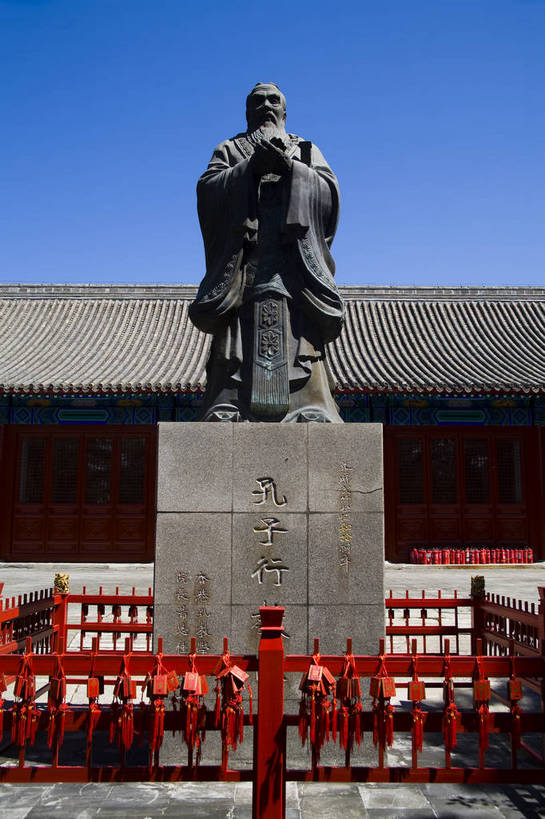 竖图,彩色,室外,特写,白天,旅游,度假,名胜古迹,标志建筑,地标,建筑,雕塑,北京,孔庙,中国,亚洲,遗迹,雕像,塑像,文化遗产,古迹,文物,娱乐,建设,古建筑,享受,休闲,旅游胜地,放松,竖,摄影,古代建筑,矗立,中国文化,耸立,古文明,东亚,儒家,孔子,中华人民共和国,挺立,古代文明,伟人,旅行,传统文化,国子监,bj174