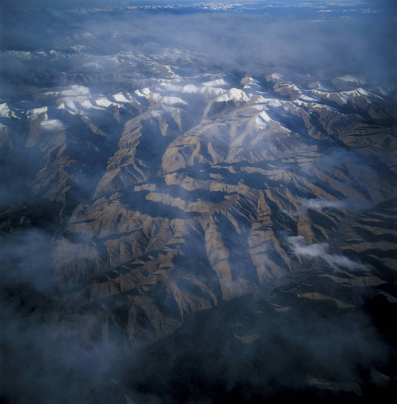 竖图,航拍,彩色,室外,白天,旅游,雪山,中国,亚洲,景观,山峦,云雾,西藏,自然,远景,竖,摄影,人文景观,矗立,鸟瞰,耸立,东亚,地貌,中华人民共和国,挺立,旅行,地质,bj174