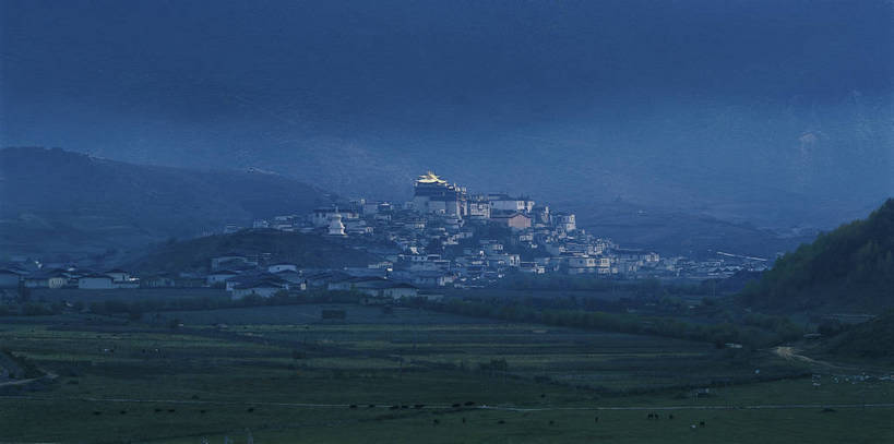 农田,横图,彩色,室外,白天,旅游,度假,名胜古迹,田园,标志建筑,地标,建筑,香格里拉,中国,亚洲,放牧,遗迹,景观,城镇,古迹,文物,娱乐,建设,古建筑,云南,自然,村庄,平原,享受,休闲,远景,旅游胜地,放松,摄影,人文景观,古文明,东亚,游牧,中华人民共和国,幽静,旅行,bj174