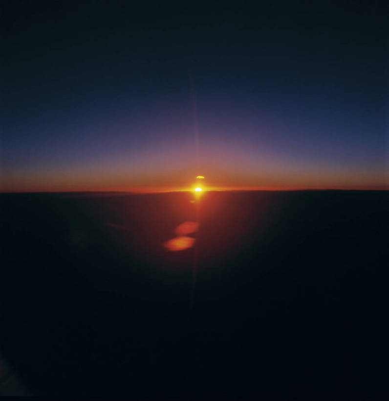 竖图,彩色,室外,白天,太阳,天际线,中国,亚洲,光影,景观,云,落日,天空,阳光,自然,竖,摄影,矗立,耸立,东亚,中华人民共和国,挺立,bj174