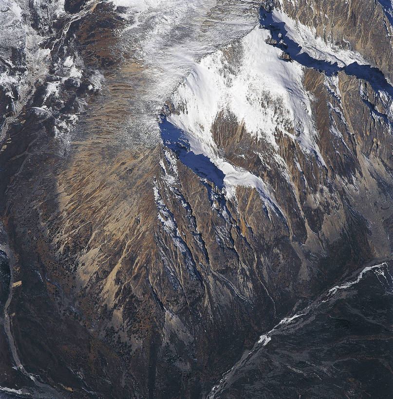 竖图,俯视,航拍,彩色,室外,白天,旅游,湖泊,雪山,中国,亚洲,壮观,高山,景观,山峰,云,山峦,西藏,自然,远景,竖,摄影,人文景观,雄伟,矗立,鸟瞰,耸立,东亚,地貌,中华人民共和国,挺立,世界屋脊,旅行,地质,bj174