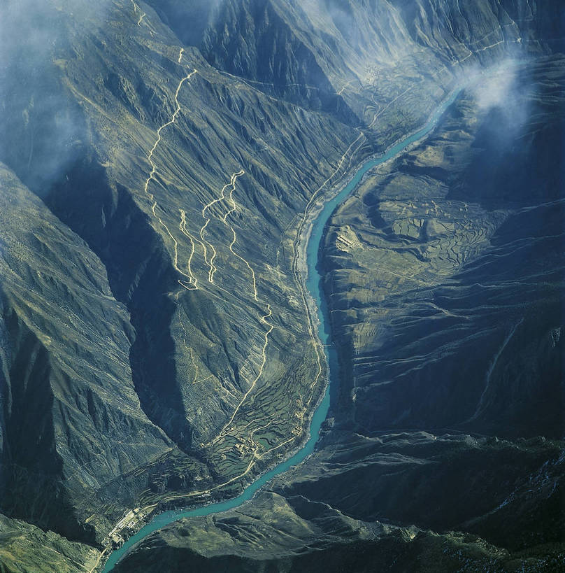 竖图,俯视,航拍,彩色,室外,白天,旅游,中国,亚洲,壮观,景观,自然,远景,竖,摄影,人文景观,雄伟,矗立,鸟瞰,耸立,东亚,地貌,金沙江,中华人民共和国,挺立,江,旅行,地质,bj174