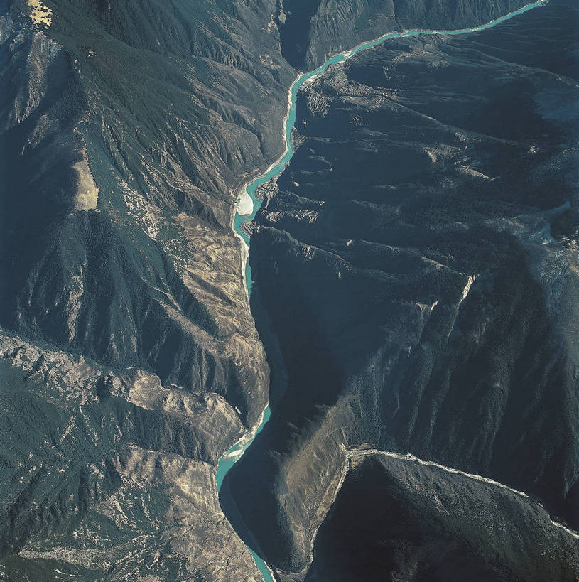 竖图,俯视,航拍,彩色,室外,白天,旅游,中国,亚洲,壮观,高山,景观,山峰,山峦,云南,自然,远景,竖,摄影,人文景观,雄伟,矗立,鸟瞰,耸立,东亚,地貌,中华人民共和国,挺立,怒江,江,旅行,地质,bj174