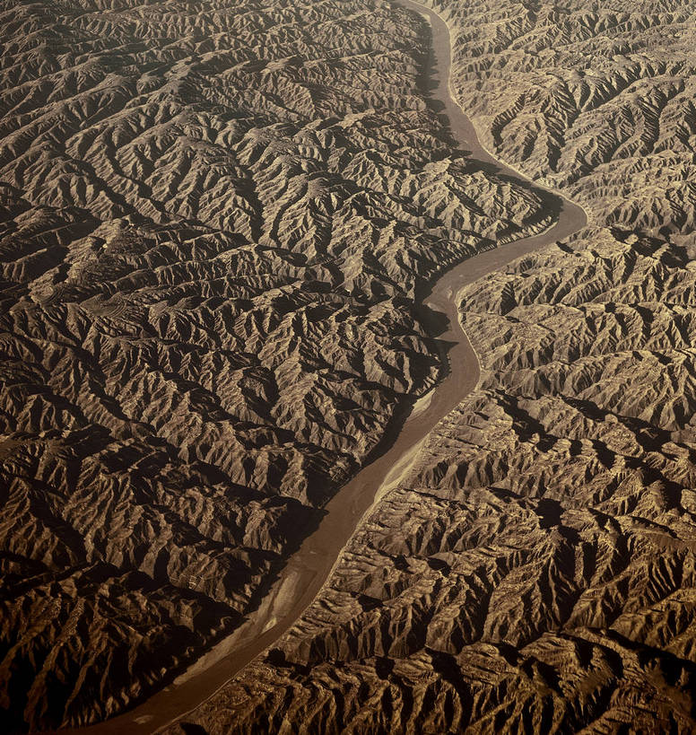 竖图,俯视,航拍,彩色,室外,白天,旅游,黄河,中国,亚洲,壮观,高山,景观,山峰,山峦,自然,远景,竖,摄影,人文景观,雄伟,矗立,鸟瞰,耸立,东亚,地貌,中华人民共和国,挺立,河,旅行,地质,bj174