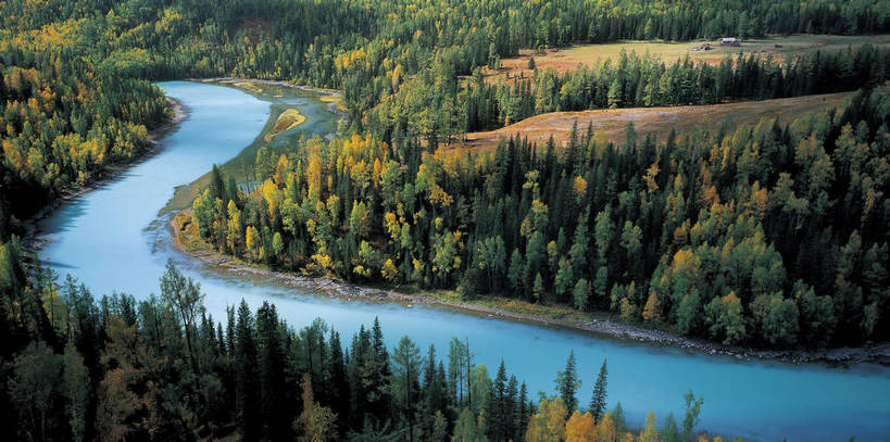 横图,航拍,彩色,室外,白天,旅游,度假,湖,湖泊,名胜古迹,森林,树林,标志建筑,地标,建筑,喀纳斯,中国,亚洲,清澈,弯曲,遗迹,壮观,岛,景观,美丽,古迹,文物,娱乐,建设,古建筑,蓝天,自然,享受,休闲,远景,旅游胜地,放松,摄影,人文景观,雄伟,鸟瞰,美好,湖心岛,古文明,东亚,地貌,喀纳斯湖,新疆,阿勒泰地区,布尔津县,伊犁,中华人民共和国,新疆维吾尔自治区,西北地区,伊犁哈萨克自治州,幽静,旅行,布尔津,地质,新,bj174