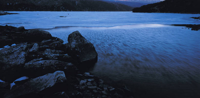 横图,彩色,室外,特写,白天,旅游,度假,湖,湖泊,石头,名胜古迹,森林,树林,标志建筑,地标,建筑,中国,亚洲,清澈,遗迹,景观,美丽,古迹,文物,娱乐,建设,古建筑,蓝天,自然,享受,休闲,旅游胜地,放松,摄影,人文景观,水雾,美好,近景,古文明,东亚,地貌,四川,康定,中华人民共和国,幽静,旅行,地质,木格措,bj174