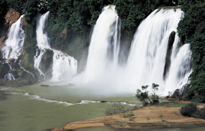 横图,彩色,室外,特写,白天,旅游,度假,名胜古迹,瀑布,树林,标志建筑,地标,建筑,中国,亚洲,遗迹,壮观,景观,水潭,古迹,文物,娱乐,建设,古建筑,自然,享受,休闲,远景,旅游胜地,放松,摄影,人文景观,地理,水雾,广西,古文明,东亚,地貌,德天瀑布,中华人民共和国,旅行,地质,bj174