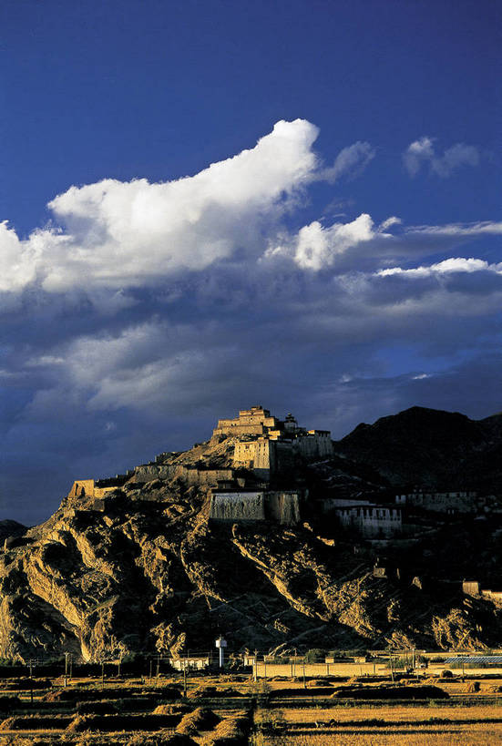 竖图,彩色,室外,白天,旅游,度假,荒凉,名胜古迹,丘陵,标志建筑,地标,建筑,中国,亚洲,遗迹,壮观,景观,文化遗产,山峦,古迹,文物,娱乐,建设,古建筑,西藏,白云,蓝天,自然,享受,休闲,远景,旅游胜地,放松,竖,摄影,人文景观,古代建筑,雄伟,空旷,矗立,耸立,藏,荒山,古文明,东亚,西藏自治区,地貌,日喀则,日喀则市,中华人民共和国,西南地区,挺立,古代文明,江孜,江孜县,旅行,江孜镇,宗山,地质,江孜宗山古堡,江孜古堡,bj174