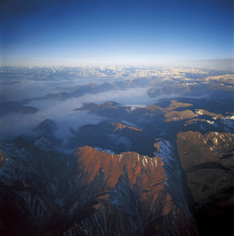 竖图,俯视,航拍,彩色,室外,白天,旅游,中国,亚洲,壮观,高山,景观,山峰,山峦,云雾,自然,远景,竖,摄影,人文景观,雄伟,矗立,鸟瞰,耸立,东亚,地貌,中华人民共和国,挺立,旅行,地质,bj174