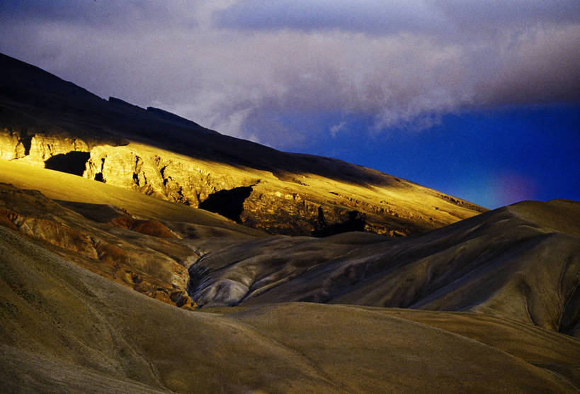 横图,彩色,室外,白天,旅游,荒凉,丘陵,峡谷,雪山,中国,亚洲,壮观,景观,山峦,云雾,西藏,自然,摄影,人文景观,雄伟,空旷,近景,东亚,地貌,中华人民共和国,阿里,旅行,地质,bj174