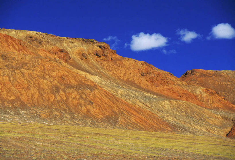 横图,彩色,室外,白天,旅游,荒凉,丘陵,峡谷,中国,亚洲,壮观,景观,山峦,西藏,红色,白云,蓝天,天空,自然,摄影,人文景观,矿山,雄伟,空旷,近景,荒山,东亚,地貌,中华人民共和国,阿里,旅行,地质,bj174