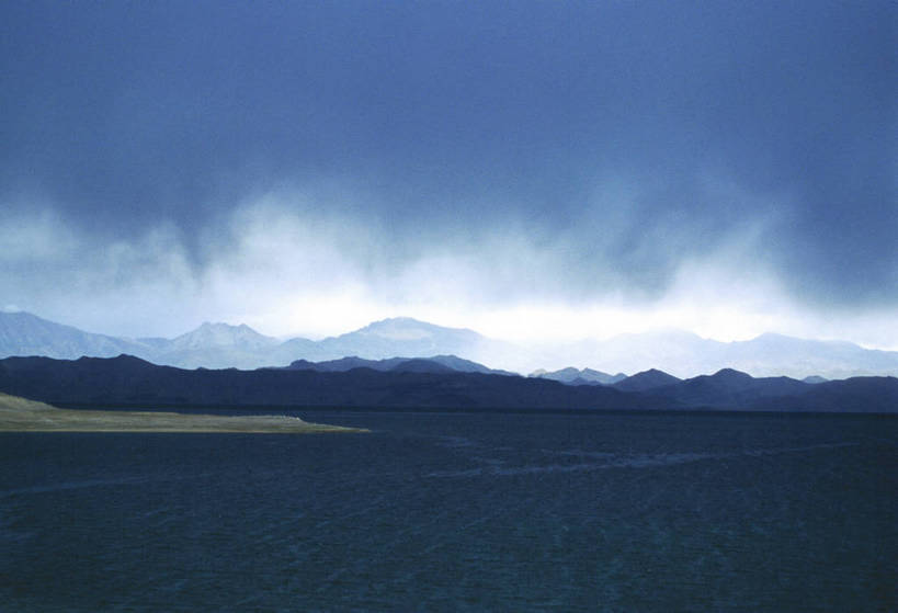 横图,彩色,室外,白天,旅游,湖,湖泊,天际线,中国,亚洲,壮观,景观,山峦,云雾,西藏,白云,自然,远景,摄影,人文景观,空旷,东亚,地貌,中华人民共和国,旅行,地质,玛旁雍错,bj174