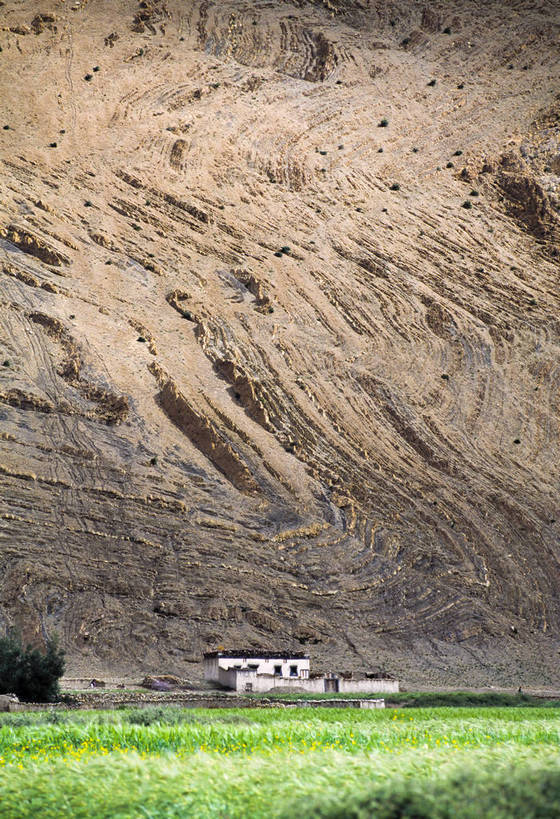 竖图,草地,山脉,中国,亚洲,房屋,山脚,西藏,竖,摄影,西部,矗立,自然风光,耸立,东亚,中华人民共和国,挺立,彩图,bj174