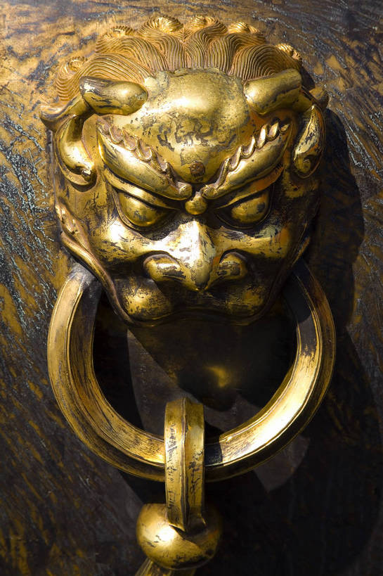 故宫,宫殿,竖图,彩色,室外,特写,白天,旅游,度假,名胜古迹,标志建筑,地标,建筑,北京,中国,亚洲,局部,风俗,遗迹,浮雕,图片,香炉,文化遗产,古迹,历史,文物,娱乐,建设,传统,古建筑,紫禁城,享受,休闲,旅游胜地,放松,精神,竖,摄影,古代建筑,皇帝,部分,权威,矗立,象征,镀金,高贵,美好,狮,耸立,感受,铜环,古文明,东亚,中华人民共和国,权力,统治,权势,挺立,古代文明,制度,天子,特征,九五之尊,圣上,统治者,陛下,官家,势力,旅行,bj174