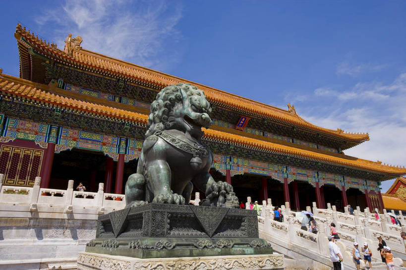 故宫,宫殿,横图,彩色,室外,特写,白天,旅游,度假,名胜古迹,标志建筑,地标,建筑,哺乳动物,野生动物,狮子,雕塑,北京,中国,亚洲,局部,风俗,辟邪,遗迹,艺术,装饰,雕刻,雕像,塑像,图片,文化遗产,建筑群,古典,古迹,历史,文化,文物,娱乐,建设,传统,古建筑,蓝天,动物,工艺品,紫禁城,祈祷,享受,休闲,健康,旅游胜地,放松,精神,许愿,摄影,古代建筑,纪念,皇帝,祈求,美术,权威,象征,高贵,主题,凶猛,陈列,古文明,东亚,中华人民共和国,功能,美学,驱邪,祛邪,避邪,权力,统治,威严,权势,守护神,古代文明,制度,天子,九五之尊,圣上,统治者,陛下,官家,势力,残暴,平安,凶残,旅行,铜雕,传统文化,太和门,铜狮,铜狮子,bj174