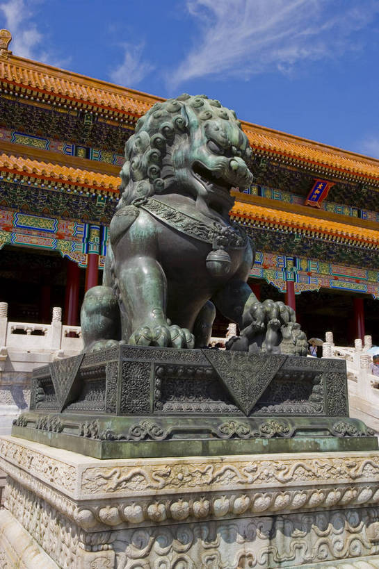 故宫,宫殿,竖图,彩色,室外,特写,白天,旅游,度假,名胜古迹,标志建筑,地标,建筑,哺乳动物,野生动物,狮子,雕塑,北京,中国,亚洲,局部,风俗,辟邪,遗迹,艺术,装饰,雕刻,雕像,塑像,图片,文化遗产,建筑群,古典,古迹,历史,文化,文物,娱乐,建设,传统,古建筑,蓝天,动物,工艺品,紫禁城,祈祷,享受,休闲,健康,旅游胜地,放松,精神,竖,许愿,摄影,古代建筑,纪念,皇帝,祈求,美术,权威,矗立,象征,高贵,主题,耸立,凶猛,陈列,古文明,东亚,中华人民共和国,功能,美学,驱邪,祛邪,避邪,权力,统治,威严,权势,挺立,守护神,古代文明,制度,天子,九五之尊,圣上,统治者,陛下,官家,势力,残暴,平安,凶残,旅行,铜雕,传统文化,铜狮,铜狮子,bj174