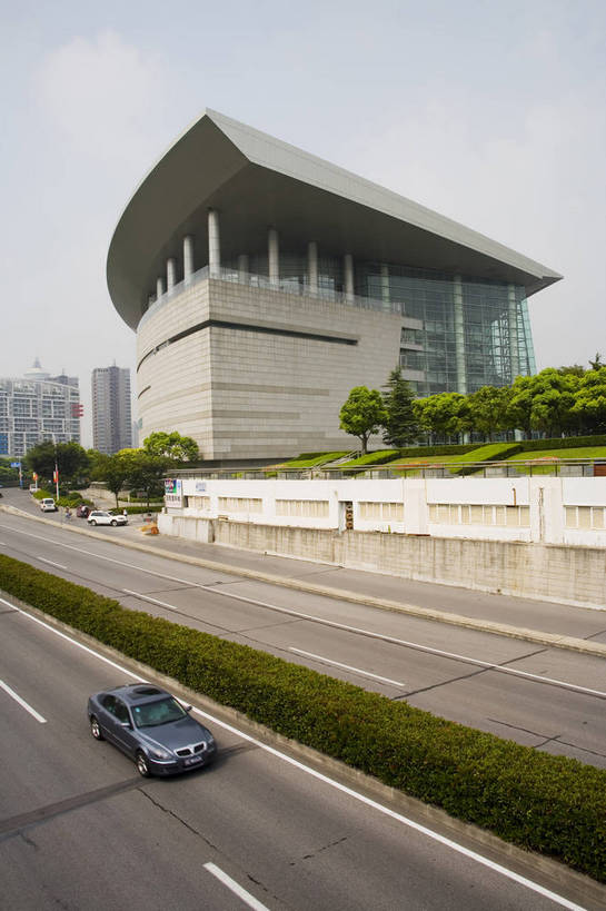 竖图,彩色,室外,白天,城市,大厦,建筑,街道,上海,中国,亚洲,都市,现代,树木,绿色,摄影,上海科技馆,东亚,中华人民共和国,大楼,bj174