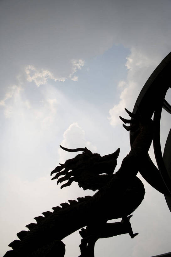 竖图,彩色,室外,仰视,科技,雕塑,上海,中国,亚洲,龙,白云,蓝天,摄影,上海科技馆,中国文化,东亚,中华人民共和国,传统文化,bj174