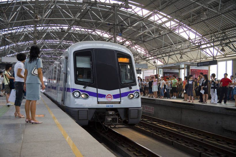 横图,彩色,室外,白天,上海,中国,亚洲,乘客,停靠,站台,摄影,等候,东亚,中华人民共和国,轻轨,bj174