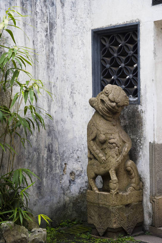 竖图,彩色,室外,特写,白天,旅游,度假,名胜古迹,门,标志建筑,地标,建筑,上海,中国,亚洲,局部,遗迹,雕像,景观,文化遗产,建筑群,古典,古迹,文物,娱乐,建设,古建筑,历史建筑,豫园,享受,休闲,旅游胜地,放松,竖,摄影,石像,文明,中国文化,古文明,东亚,中华人民共和国,旅行,bj174