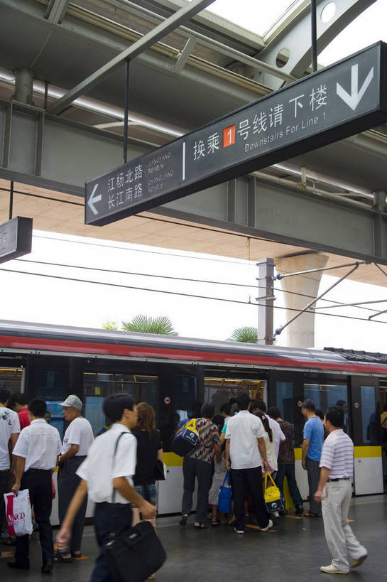 竖图,彩色,室外,白天,旅游,车站,上海,中国,亚洲,乘客,地铁站,轨道交通,交通,列车,交通工具,运输,摄影,东亚,中华人民共和国,旅行,轻轨,bj174
