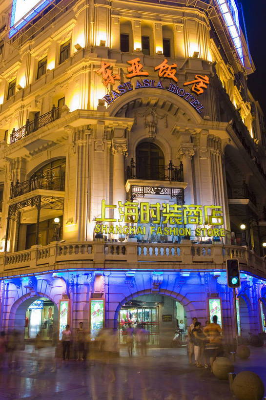 竖图,彩色,特写,旅游,度假,美景,名胜古迹,标志建筑,道路,地标,建筑,街道,路,霓虹灯,商场,夜景,公路,上海,中国,亚洲,遗迹,景观,建筑群,灯光,交通,古典,古迹,文物,娱乐,建设,古建筑,广告,拍照,地标建筑,南京路,享受,休闲,灿烂,商厦,旅游胜地,景色,放松,摄影,古文明,东亚,中华人民共和国,马路,旅行,照相,购物中心,bj174